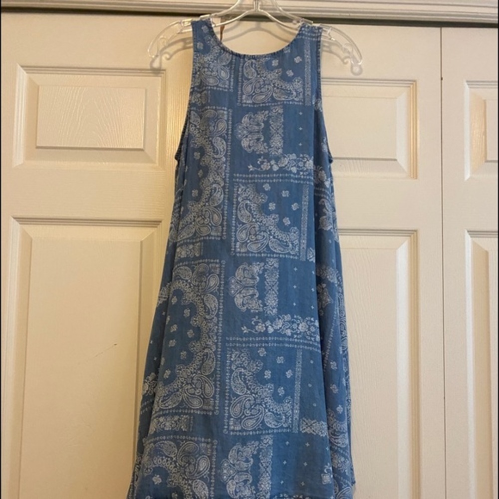NWT lightweight Tencel dress. Cute keyhole w/ button closure on back. Pockets. - Picture 1 of 9